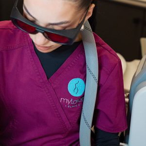 ΑΠΟΤΡΙΧΩΣΗ LASER ΒΡΑΧΙΟΝΕΣ (μπράτσα)