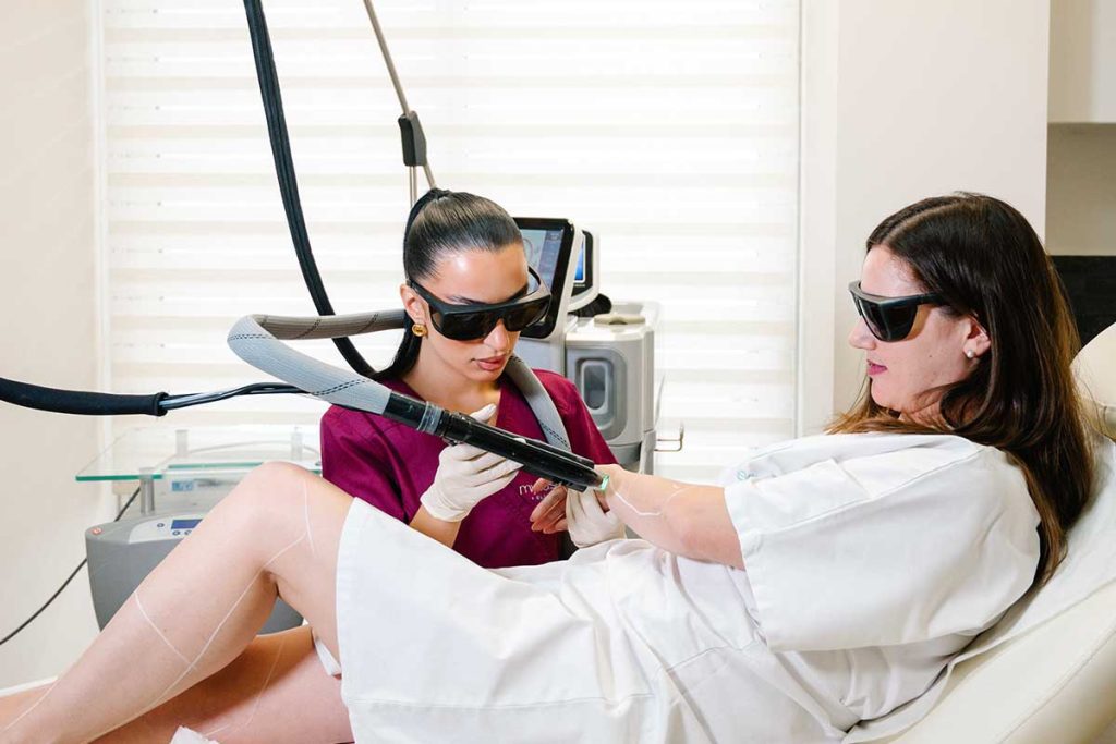 Ιατρεία 11 Φοιτήτρια απολαμβάνει λεία επιδερμίδα μετά από laser αποτρίχωση