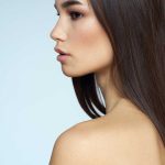 Γυναίκα με λεία επιδερμίδα μετά από αποτρίχωση λέιζερ προσώπου, χωρίς χνούδι (peach fuzz)”