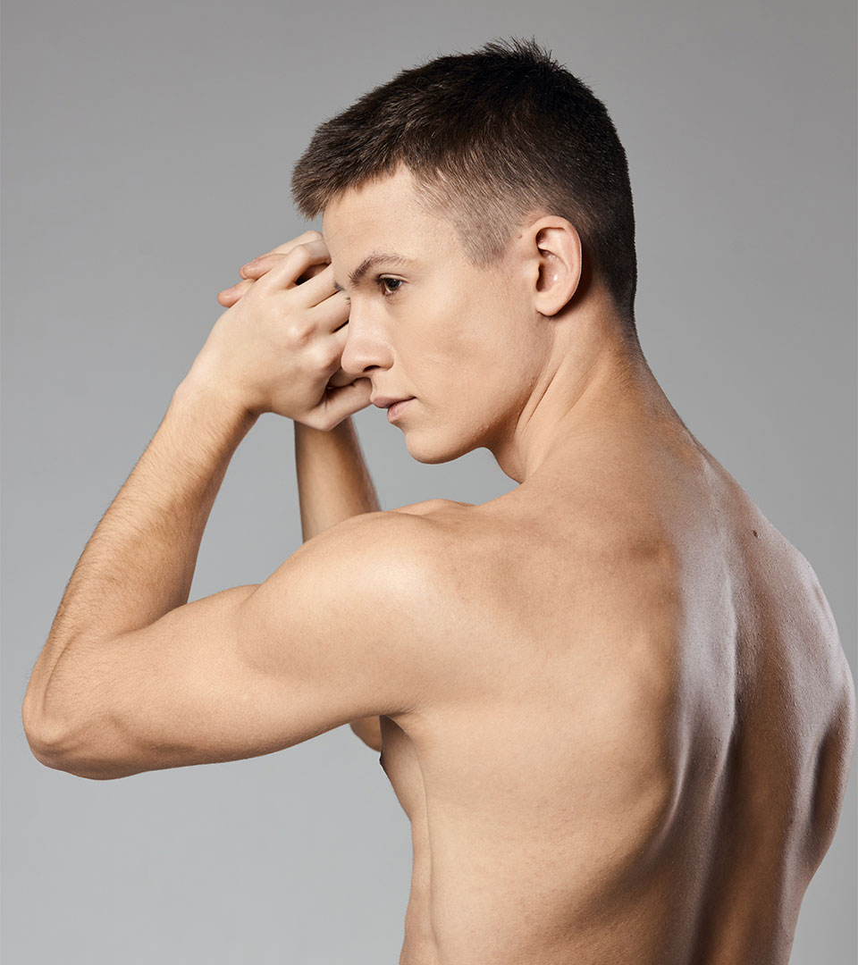 Νεαρός άνδρας με γυμνό σώμα